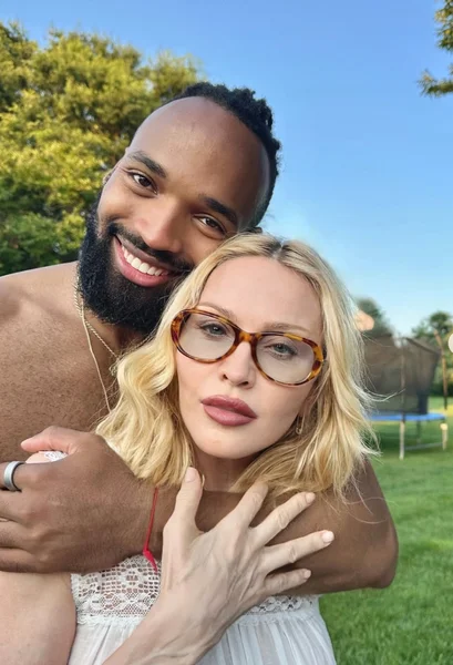 Мадонна заручилася з 29-річним футболістом Акімом Моррісом