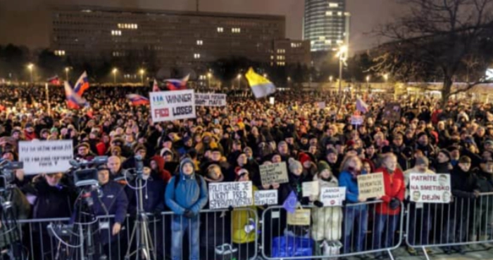 Протести у Словаччині: тисячі вимагають відставки Фіцо