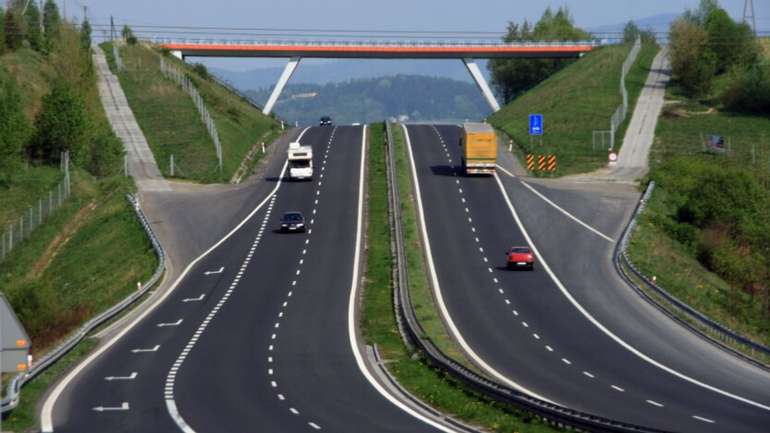 Перша платна дорога в Україні: де проходитиме та хто за нього платитиме В Україні з’явиться перша платна дорога: де її збудують