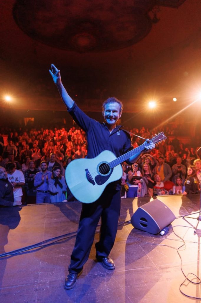 Вакарчук продав гітару за $350 тисяч для підтримки «Азову»