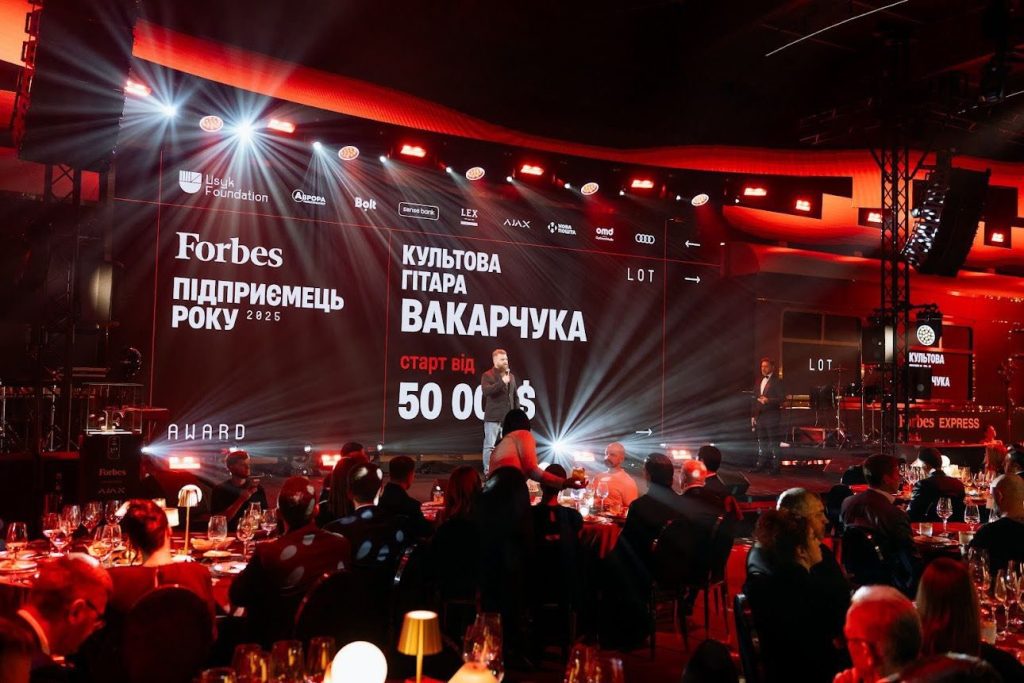 Вакарчук продав гітару за $350 тисяч для підтримки «Азову»