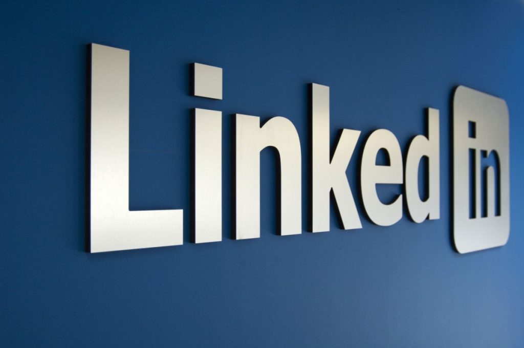 Чому LinkedIn став соцмережею для стеження за колишніми і хто бачить ваші перегляди