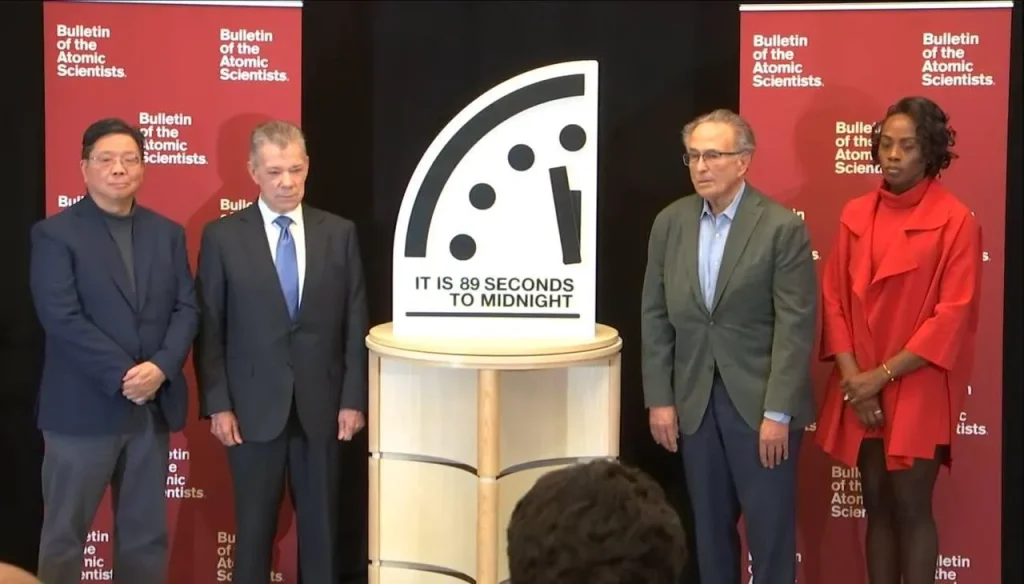 Годинник Судного дня перевели до 85 секунд: як він працює і чому світ тривожно близько до «Опівночі»