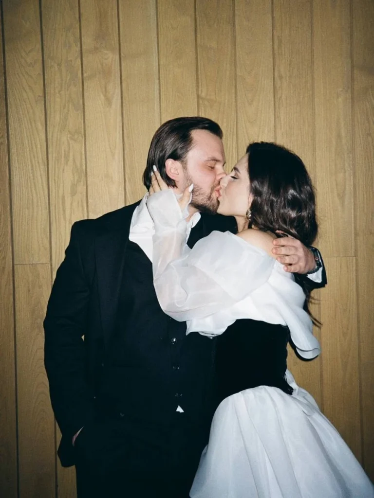 Співачка Скайлер офіційно підтвердила роман з екснареченим Раміни