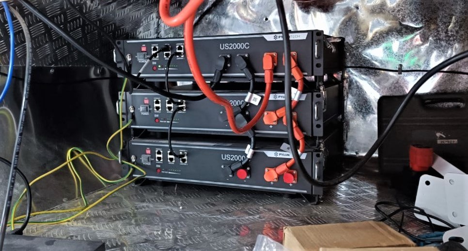 Акумулятор для дому і квартири: що взяти під інвертор, як порахувати 100Ah, чому потрібна BMS і де ставити безпечно