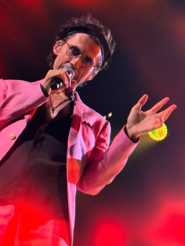 Дан Балан здивував змінами у зовнішності: кучері, пов’язка й окуляри після концерту в Кишиневі