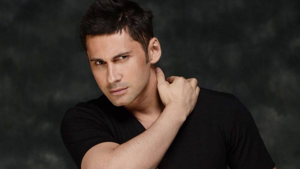 Дан Балан здивував змінами у зовнішності: кучері, пов’язка й окуляри після концерту в Кишиневі