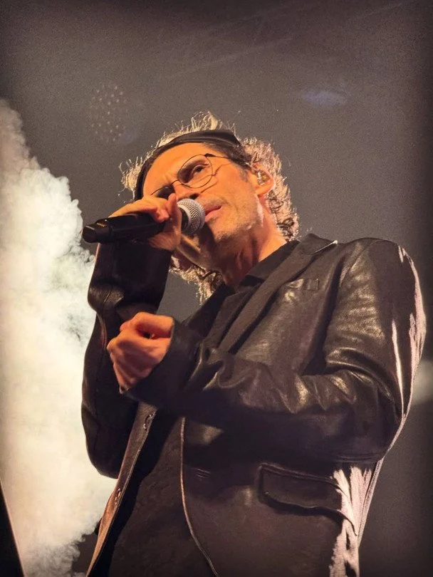 Дан Балан здивував змінами у зовнішності: кучері, пов’язка й окуляри після концерту в Кишиневі