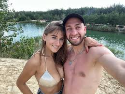 Не руїни, а новий скандал: чому допис Даші Євтух про знищений будинок викликав хвилю хейту