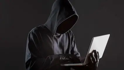 Як захистити телефон від шахраїв у месенджерах і SMS