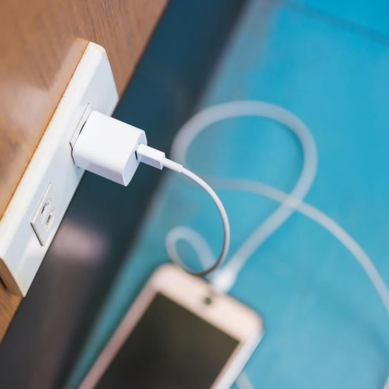 Чому телефон швидко розряджається: головні причини та що реально допомагає