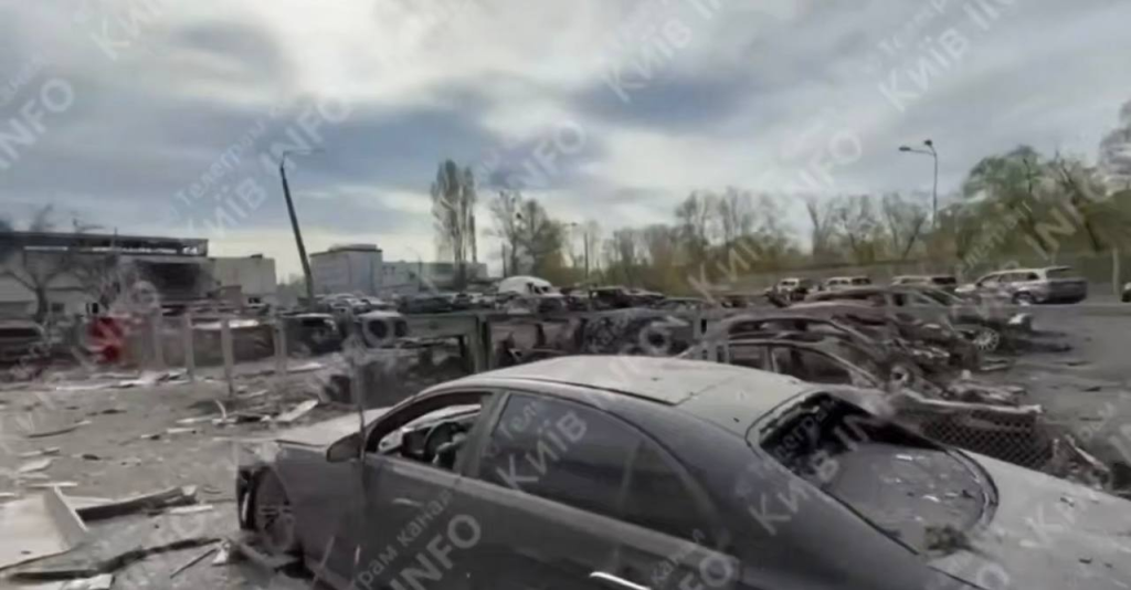 Київ після атаки РФ: парковка автосалону Mercedes вигоріла вщент, пошкоджено Kia та Ducati