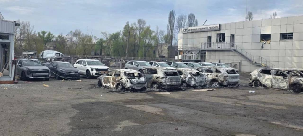 Київ після атаки РФ: парковка автосалону Mercedes вигоріла вщент, пошкоджено Kia та Ducati
