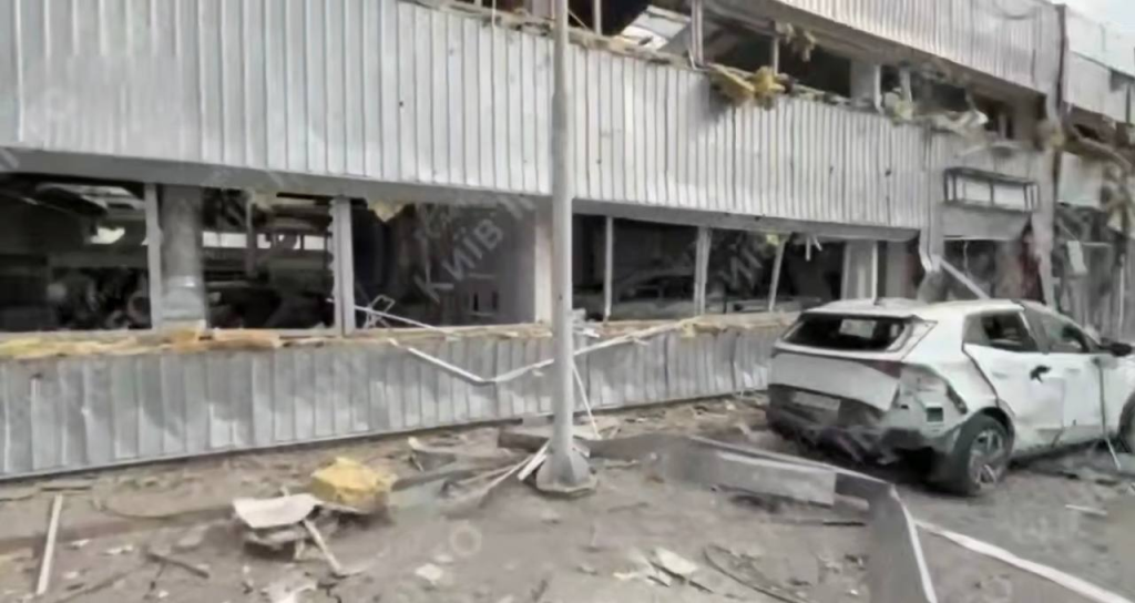 Київ після атаки РФ: парковка автосалону Mercedes вигоріла вщент, пошкоджено Kia та Ducati