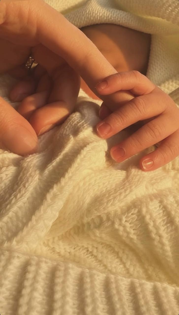 “Маленька бджілка” Аліна Гросу вперше стала мамою: співачка народила сина в Україні