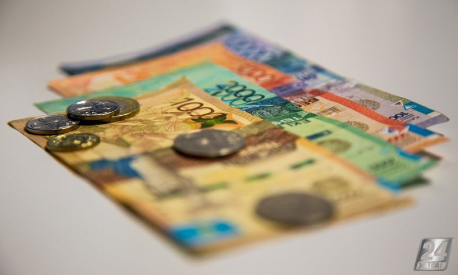 Євро вже по 52,25 грн, а долар — 44,20 грн: чому валюта різко подорожчала за вихідні