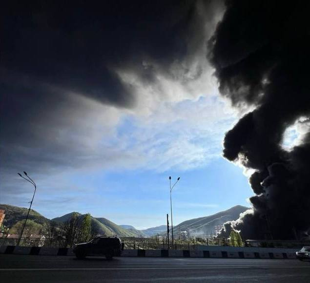 У Туапсе — екокатастрофа: “чорний дощ”, мазут на пляжах і токсичне повітря після пожеж на НПЗ