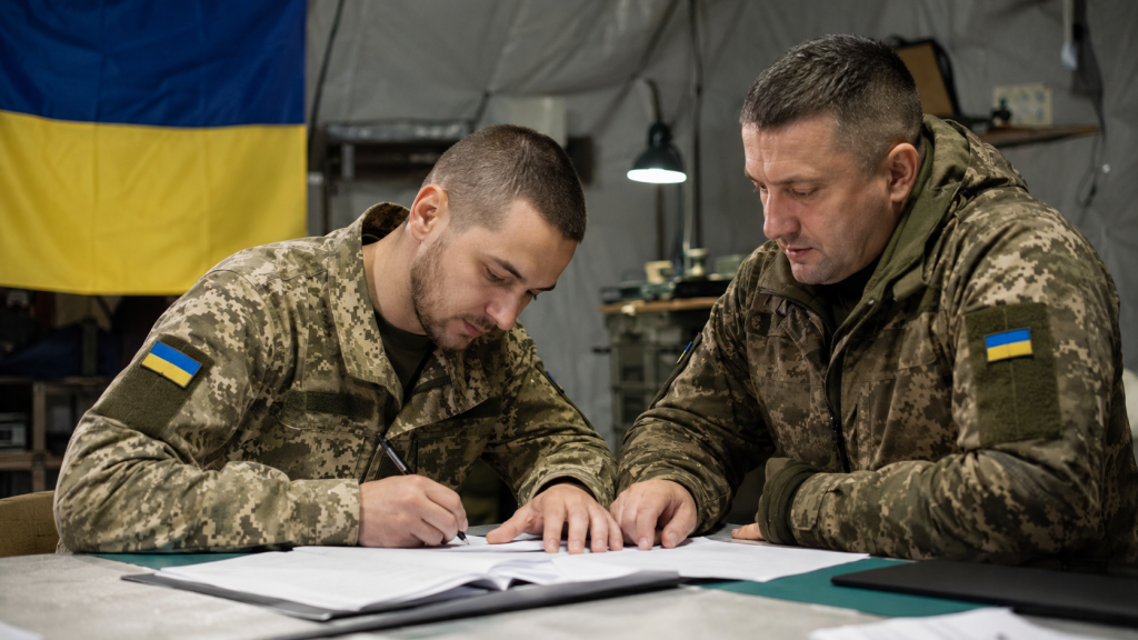 Нові “бойові” контракти і зарплати до 250–400 тис. грн: що планують змінити для військових