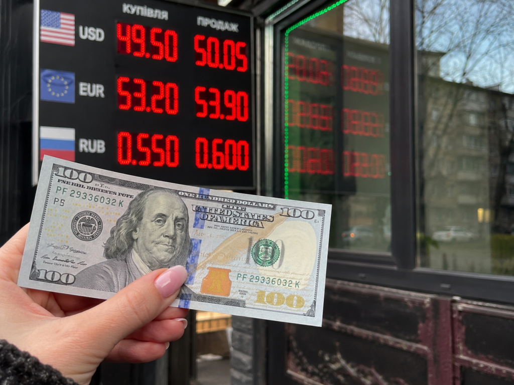 Курс долара може пробити 50 гривень: що загрожує гривні