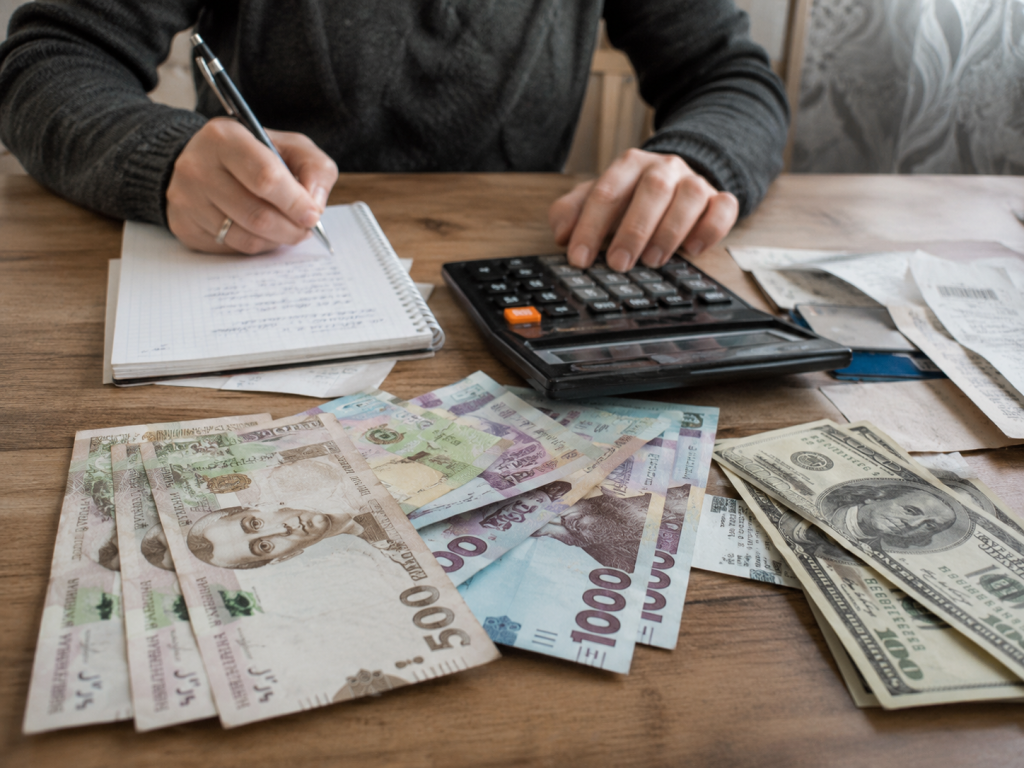Курс долара може пробити 50 гривень: що загрожує гривні