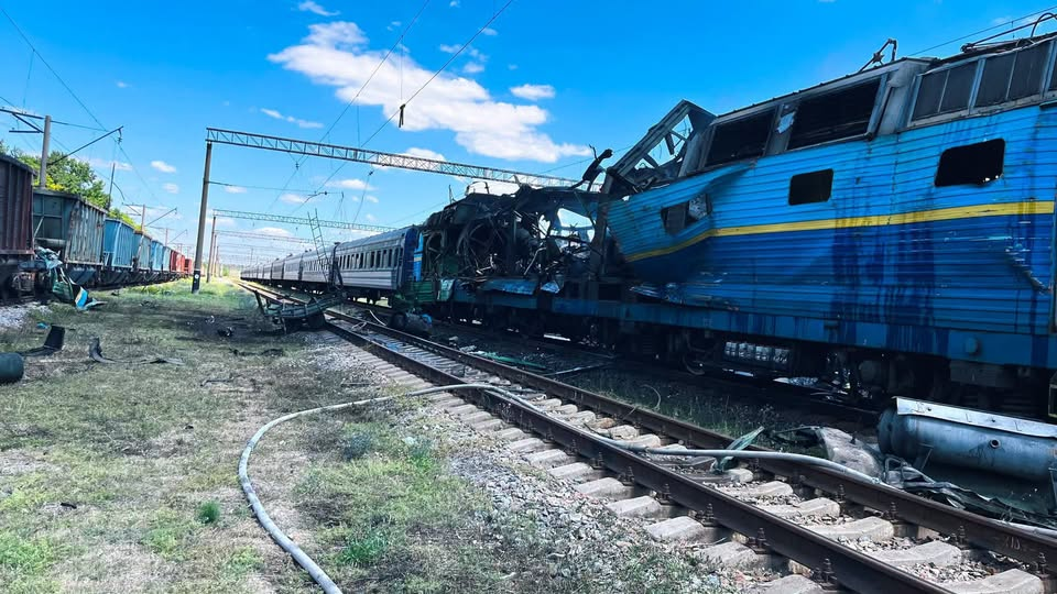 РФ атакувала залізницю на Запорізькому напрямку: що відомо про потяг Київ — Запоріжжя