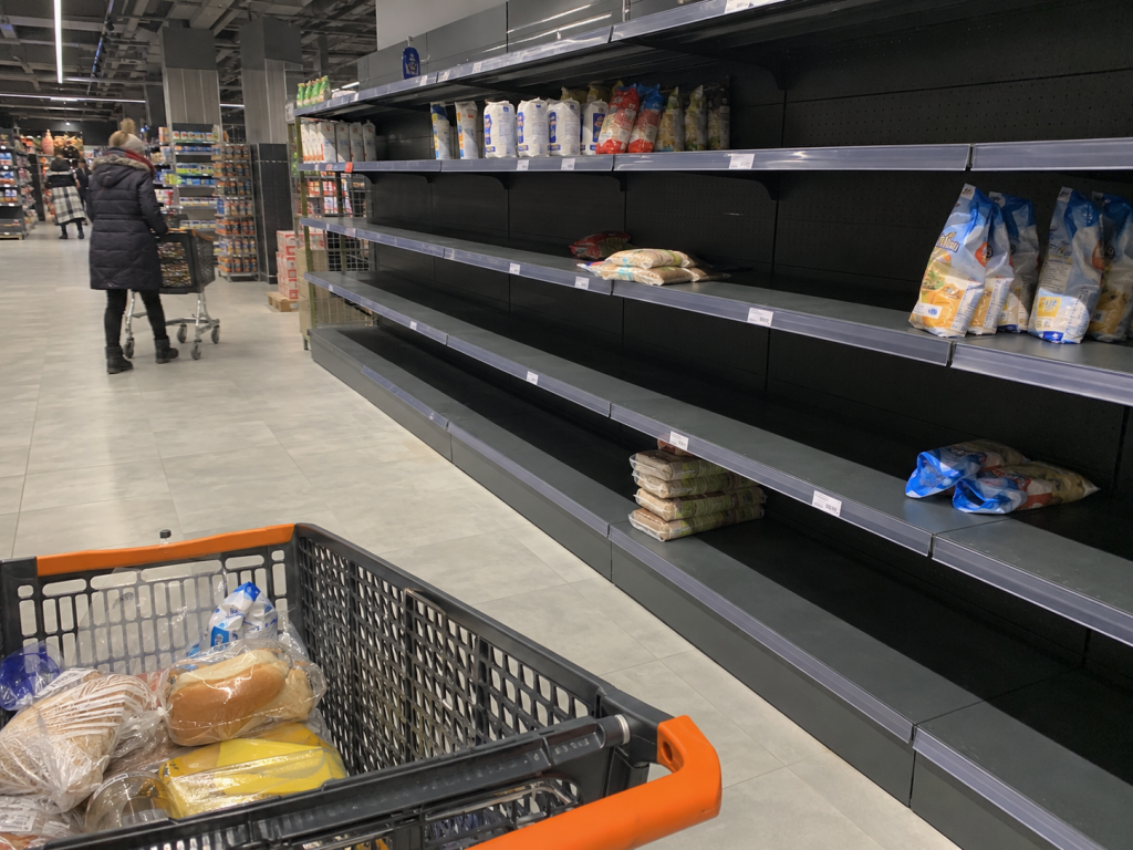 Порожні полиці в магазинах налякали киян: чи варто запасатися продуктами