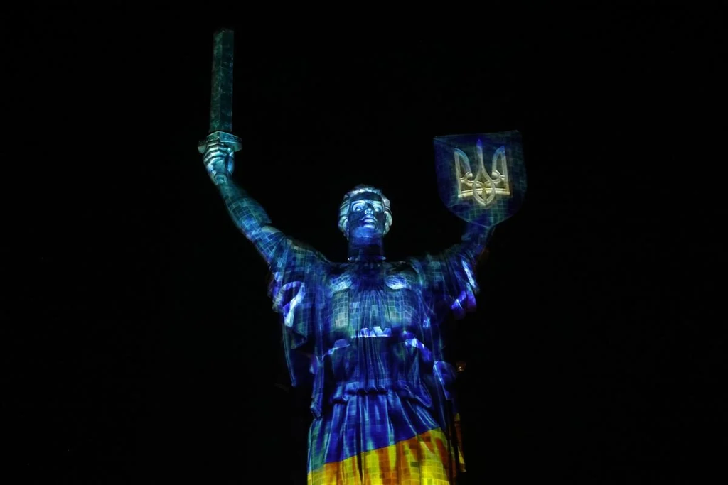 «Батьківщина-Мати» засяяла у Києві: до Дня Незалежності запустили масштабне світлове шоу