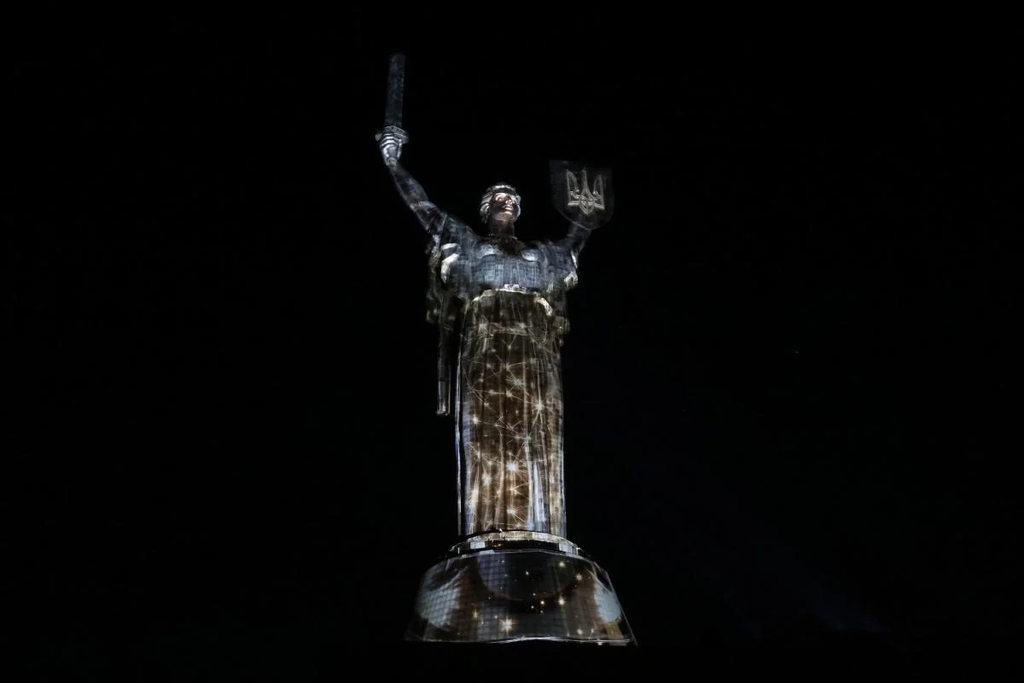 «Батьківщина-Мати» засяяла у Києві: до Дня Незалежності запустили масштабне світлове шоу
