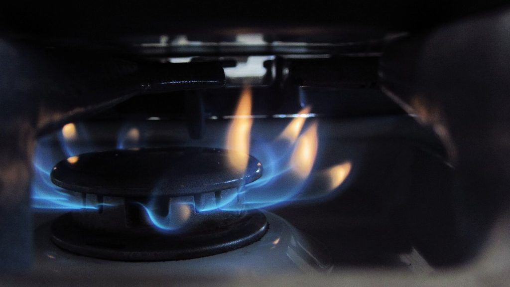 Полум’я газового пальника на кухонній плиті