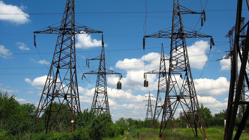 Опори ліній електропередачі в Україні — графіки відключень світла 28 жовтня