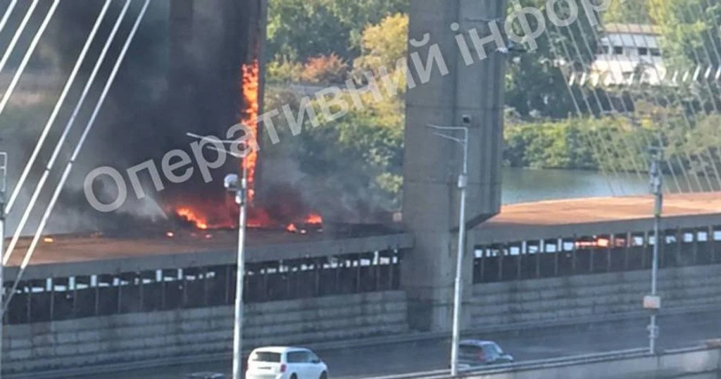 Дрони атакували Південний міст у Києві: що з метро і транспортом