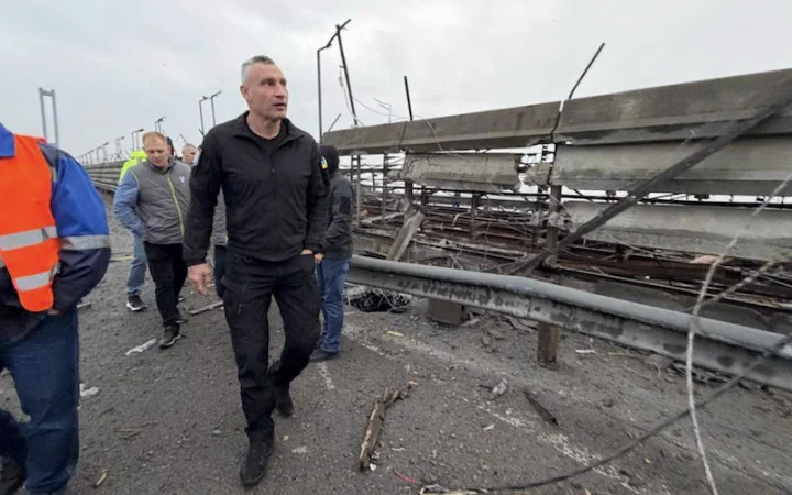 Росія вдарила балістикою по Південному мосту в Києві: що відомо про руйнування та рух транспорту