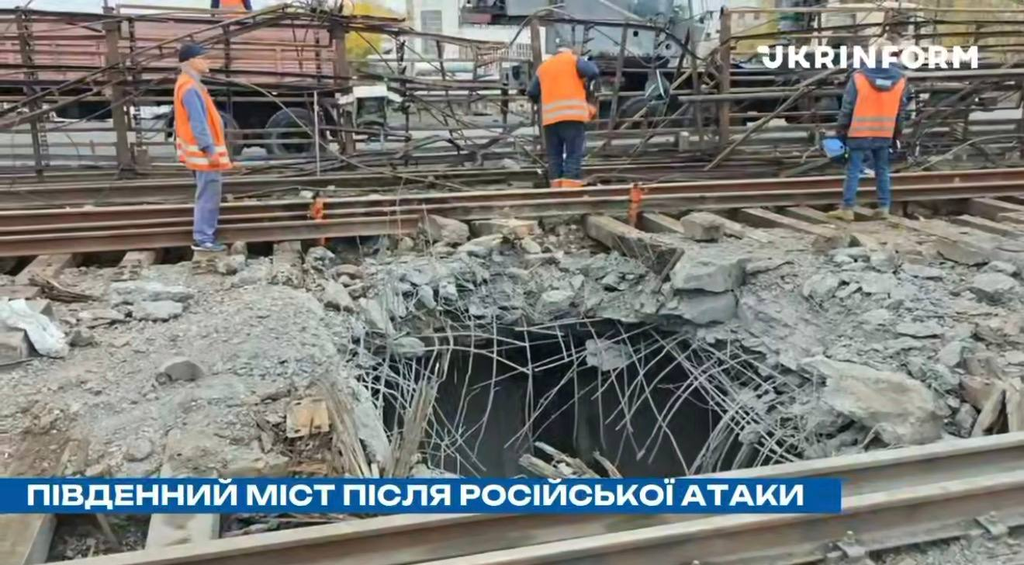Росія вдарила балістикою по Південному мосту в Києві: що відомо про руйнування та рух транспорту