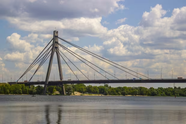 Росія вдарила балістикою по Південному мосту в Києві: що відомо про руйнування та рух транспорту