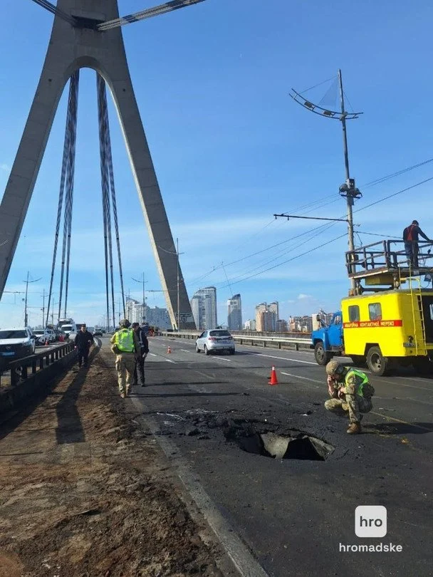 У Києві дрон знову влучив у Північний міст: що відомо про пошкодження