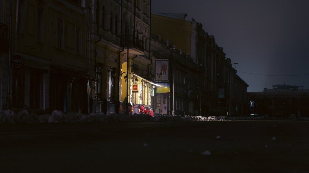 Вулиця Сагайдачного в Києві під час відключення світла ввечері