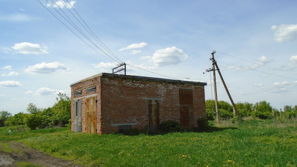 Графіки відключень на 14 жовтня: черги по областях, години для Харківщини, Полтавщини й Черкащини Трансформаторна підстанція та лінія електропередачі в селі