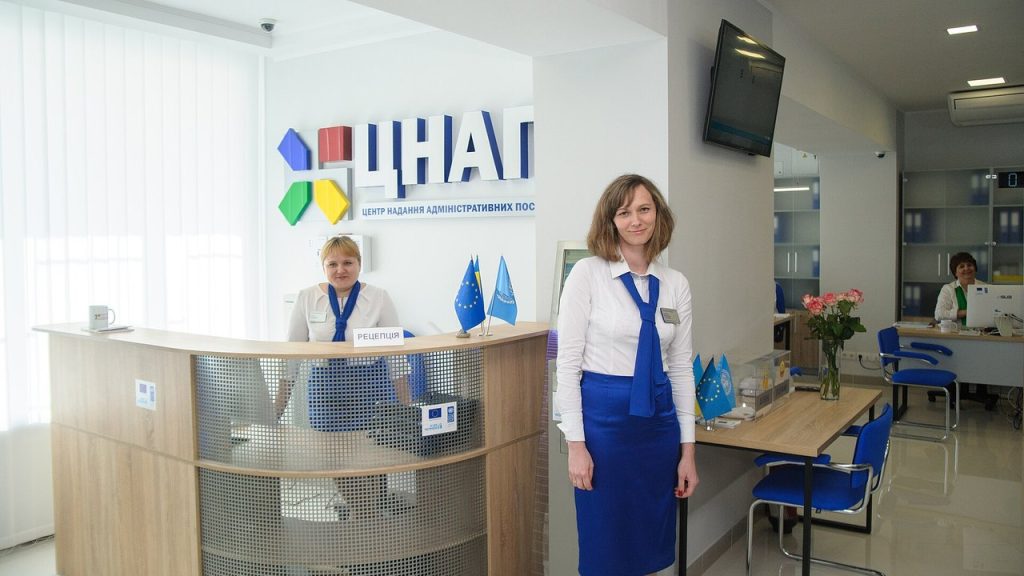 Довідка ВПО з 22 жовтня 2026: чи треба міняти документ і коли можуть зняти з обліку переселенця Фронт-офіс ЦНАП у Новопскові, де приймають звернення громадян, зокрема переселенців