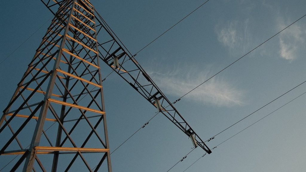 Опора високовольтної лінії електропередачі на тлі вечірнього неба
